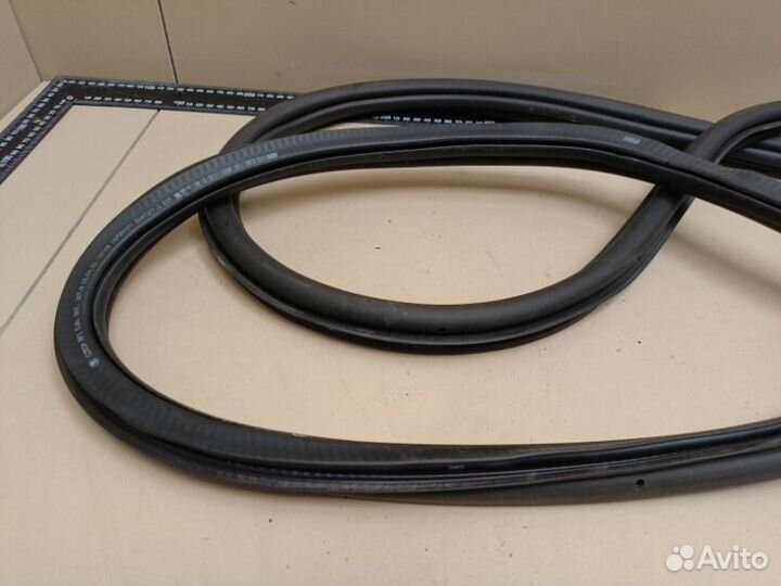 Уплотнитель дверного проема задний левый Skoda