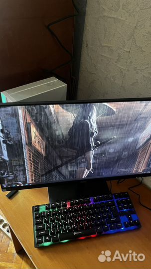 Игровой компьютер с монитором и клавиатурой