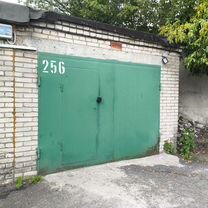 Гараж и том. Гараж из сэндвич панелей ral 7024. Гараж внутри. Гараж с двумя воротами. Дом с гаражом.