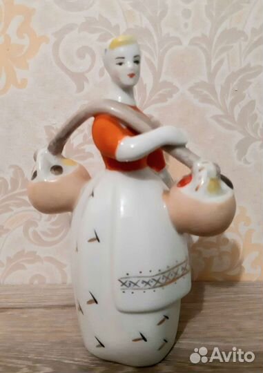 Фарфоровые статуэтка зкх, Девушка с коромыслом и