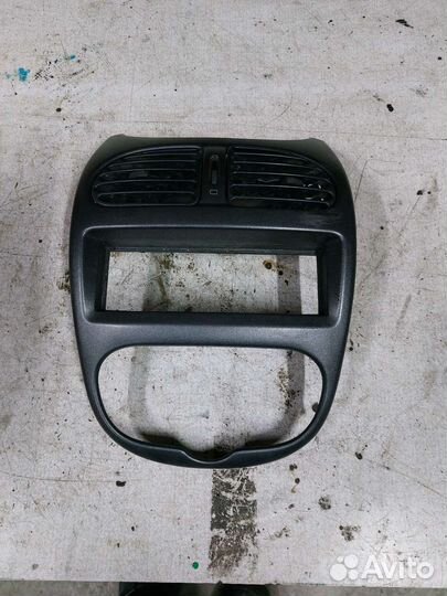 Центральная консоль Peugeot 206