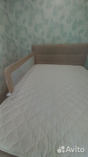 Бортик от падения для кровати