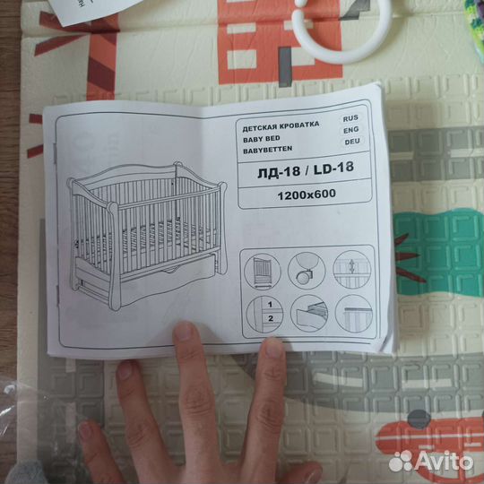 Детская кроватка с маятником и ящиком