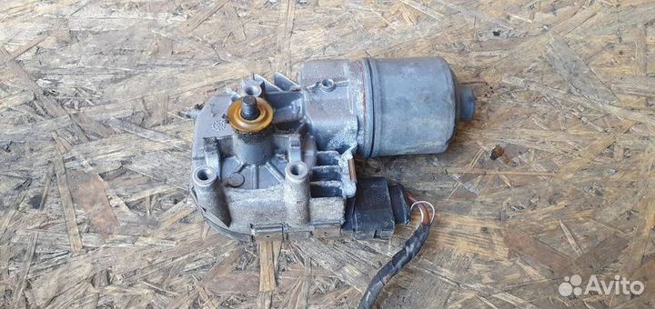 Моторчик стеклоочистителя передний Volkswagen Gol