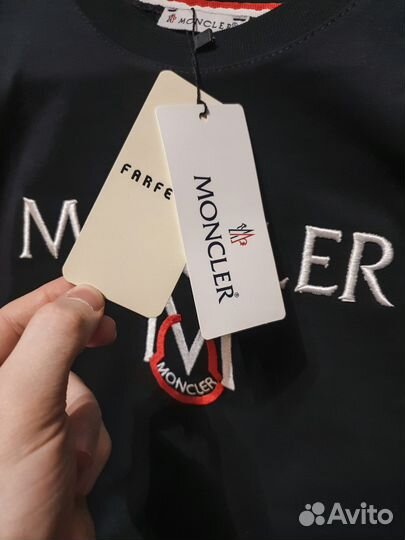 Moncler: футболка для стильных выходов