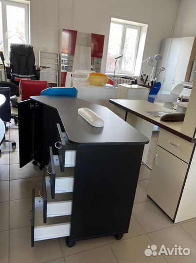 Маникюрный стол Бумеранг