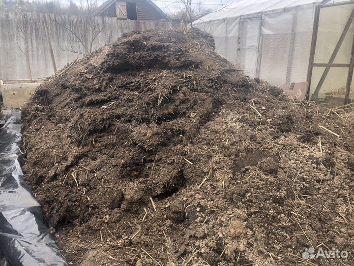 Навоз в мешках и в прицепе