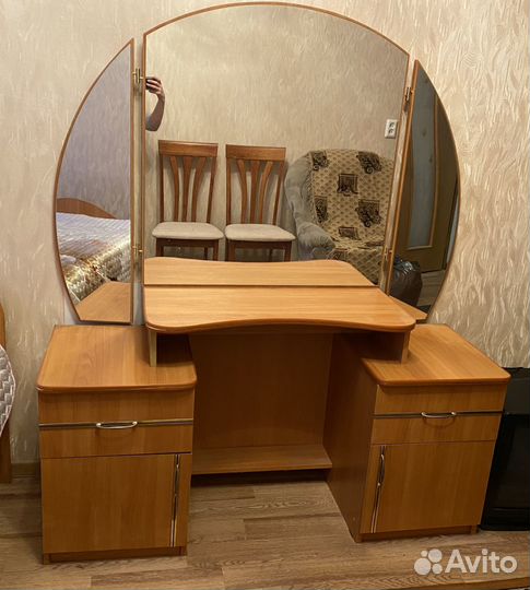 Трильяж с зеркалом, туалетный столик