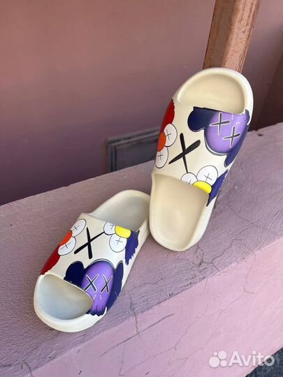 Тапочки adidas yeezy slide x Kaws