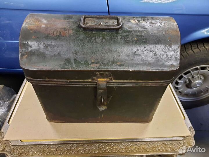 Старинный металлический сундучок