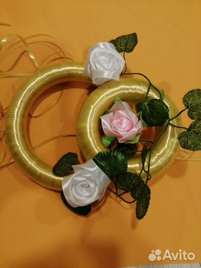 Свадебные кольца на радиатор