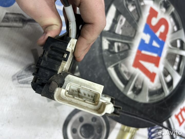 Замок задний правый peugeot 407