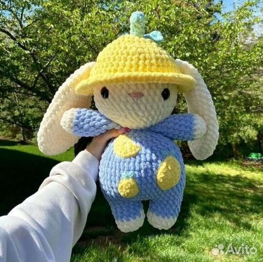 Плюшевые вязаные зайчики