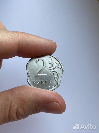 Монета редкая с браком 2 рубля с 2 выкусами (луна)