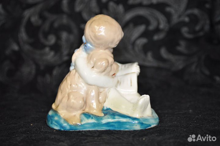 Фарфоровая статуэтка Девочка с собачкой Артель Кер