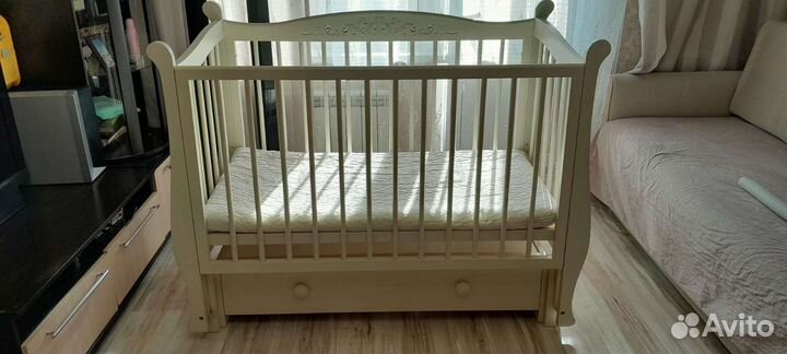Детская кроватка с маятником и ящиком