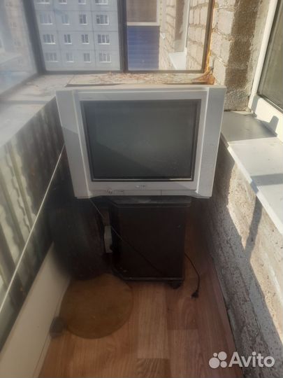 Телевизор с тумбочкой