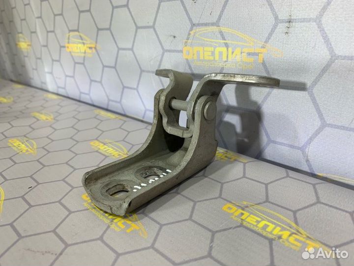 Петля двери нижняя передняя правая Opel Astra J