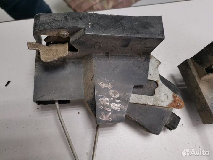 Замок боковой двери задний левый Kia Rio 1 седан