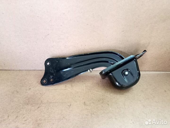 Рычаг задний правый продольный Audi A3 8P