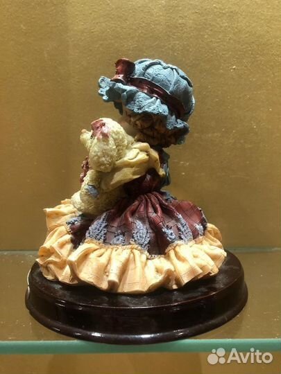 Статуэтка нида девочка с игрушкой