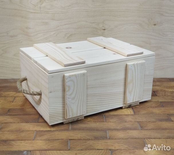 Ящик из дерева для подарка