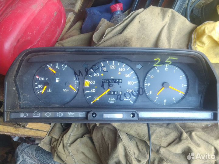 Панель приборов Mercedes 190 W201