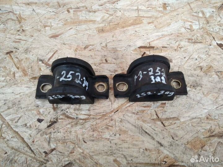 Втулка стабилизатора Mitsubishi Pajero 3 зад к-т