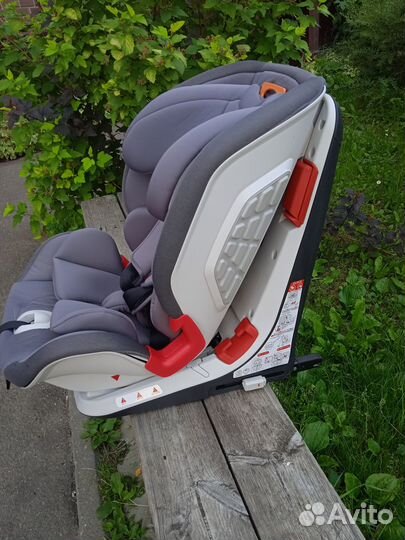 Автомобильное кресло Chicco universe fix