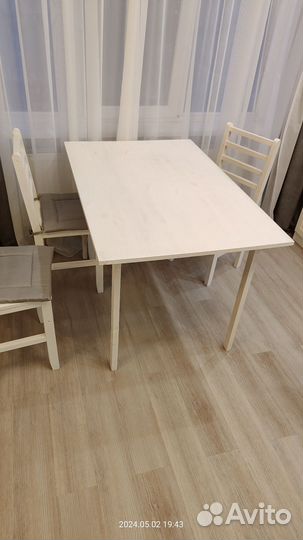 Стол и стулья