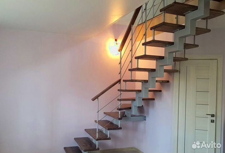 Лестница с забежными ступенями в коттедж