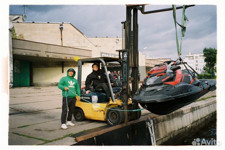 Водитель вилочного погрузчика в Sea-Doo клуб Прайд