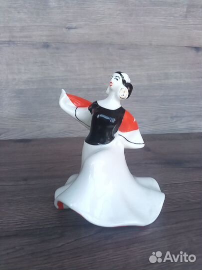 Фарфоровая статуэтка 