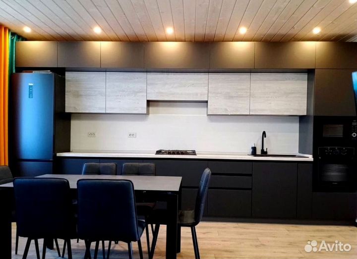 Прямая кухня в потолок. Кухонный гарнитур на заказ