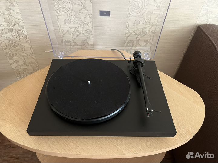 Виниловый проигрыватель Pro-Ject Debut III