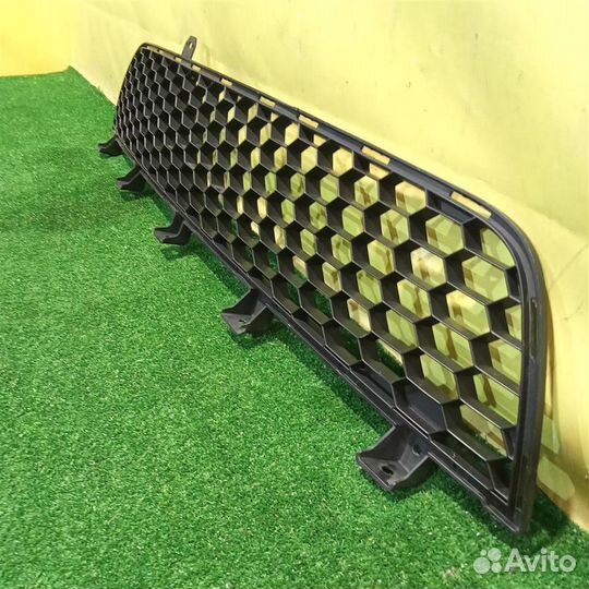 Решетка в бампер центральная Mitsubishi Pajero /M