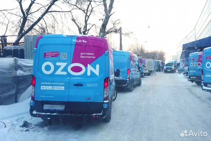 Водитель на Ford Transit компании