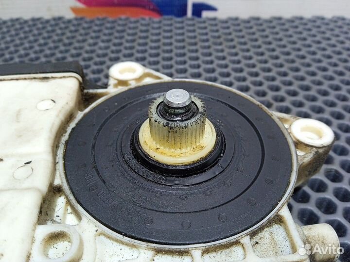 Моторчик стеклоподъемника правый