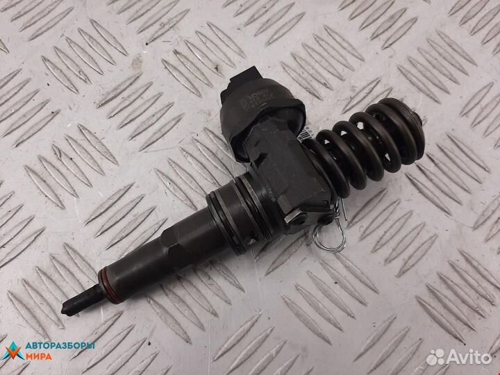 Форсунка Volkswagen Caddy 3 2005 038130073AG
