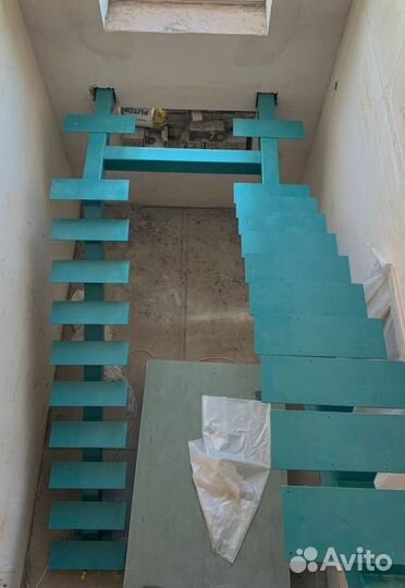 Лестница на металлокаркасе закрытого типа