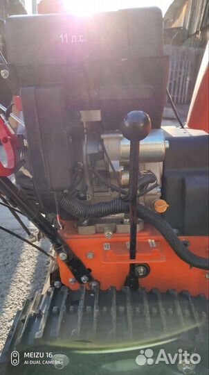 Снегоуборщик бензиновый гусеничный