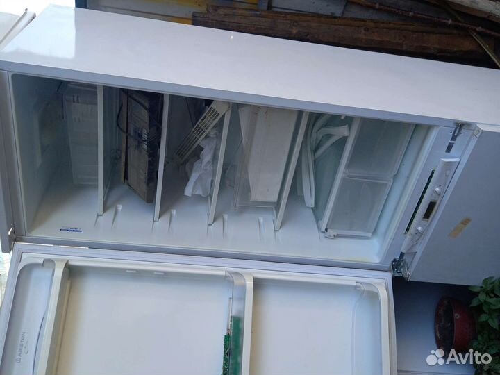Встаеваемый Холодильник ariston