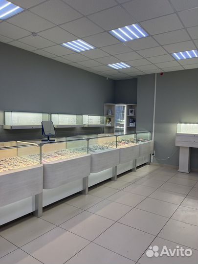Продавец салона оптики
