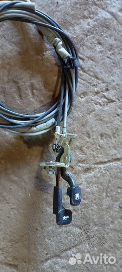 Тросик бензобака,багажника Kia Rio3