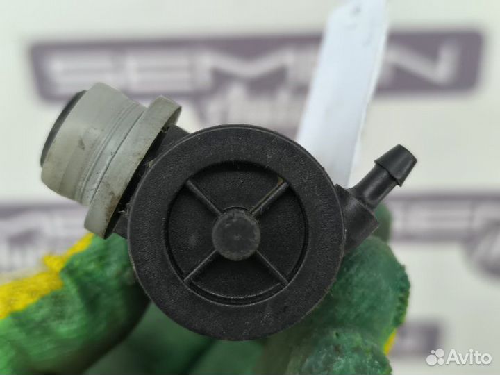 Моторчик омывателя передний Toyota Auris E150