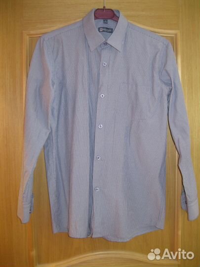 Рубашка голубая, на мальчика примерно 11-12 лет