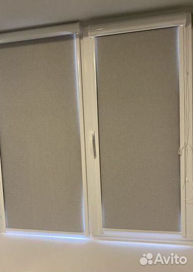 Рулонные шторы в коричневом коробе A4276