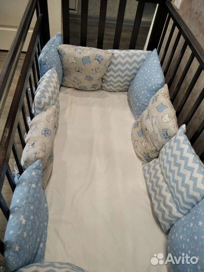 Детская кроватка с маятником