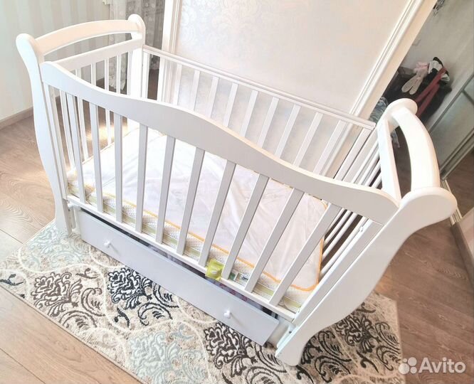 Детская кроватка с маятником и ящиком