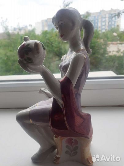 Фарфоровая статуэтка